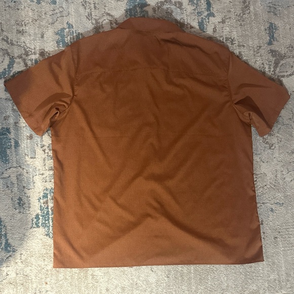 Ascend Men's Performance Short Sleeve Button Down Shirt Brown Size 2XL - Picture 2 of 2